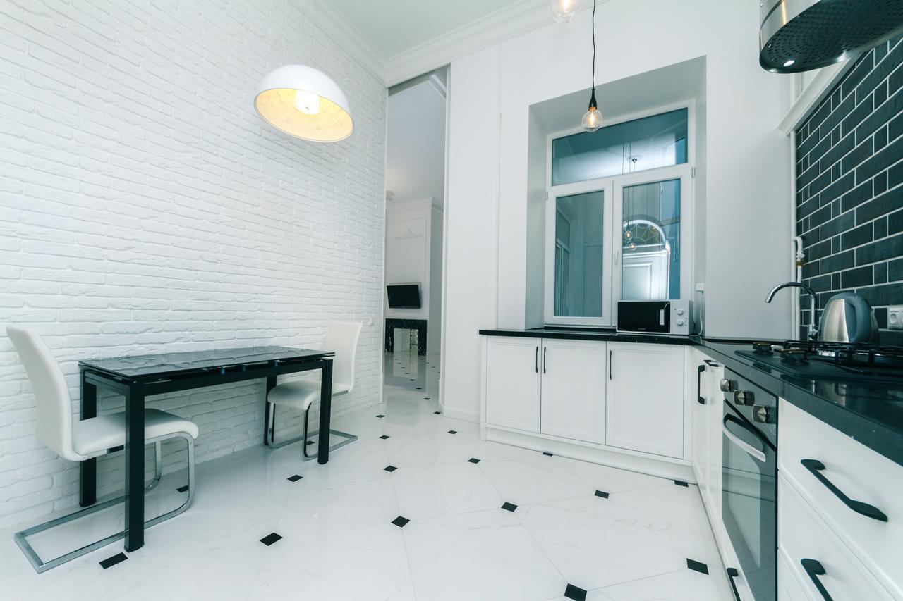 Vip Apartment Near Kreschatyk, 31А Pushkinska Street Kyiv Exterior photo