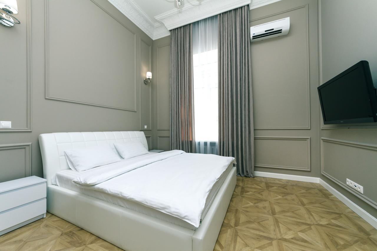 Vip Apartment Near Kreschatyk, 31А Pushkinska Street Kyiv Exterior photo