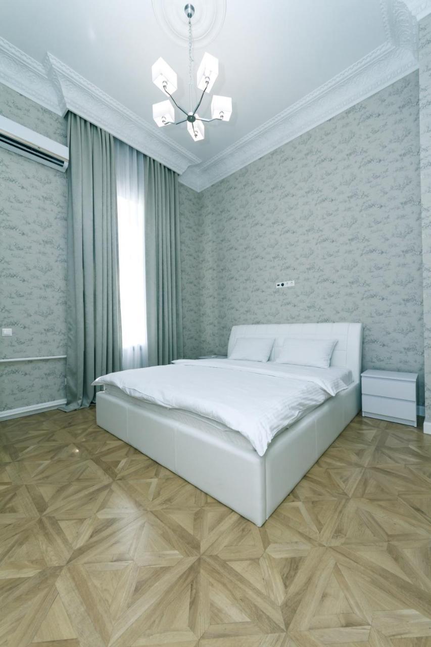 Vip Apartment Near Kreschatyk, 31А Pushkinska Street Kyiv Exterior photo